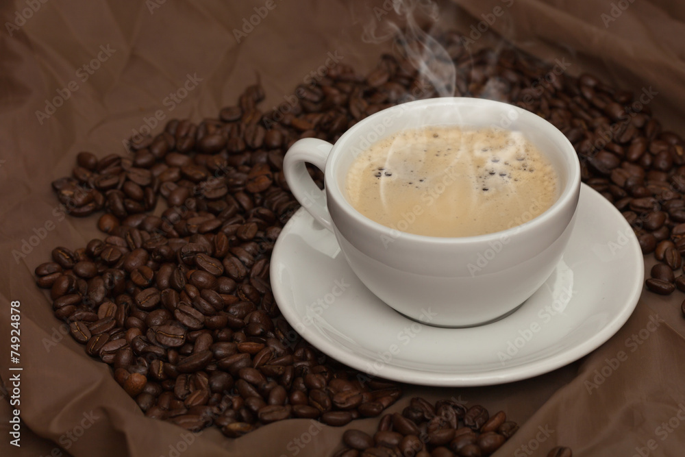 Obraz premium Coffee cup and beans. Selective focus.