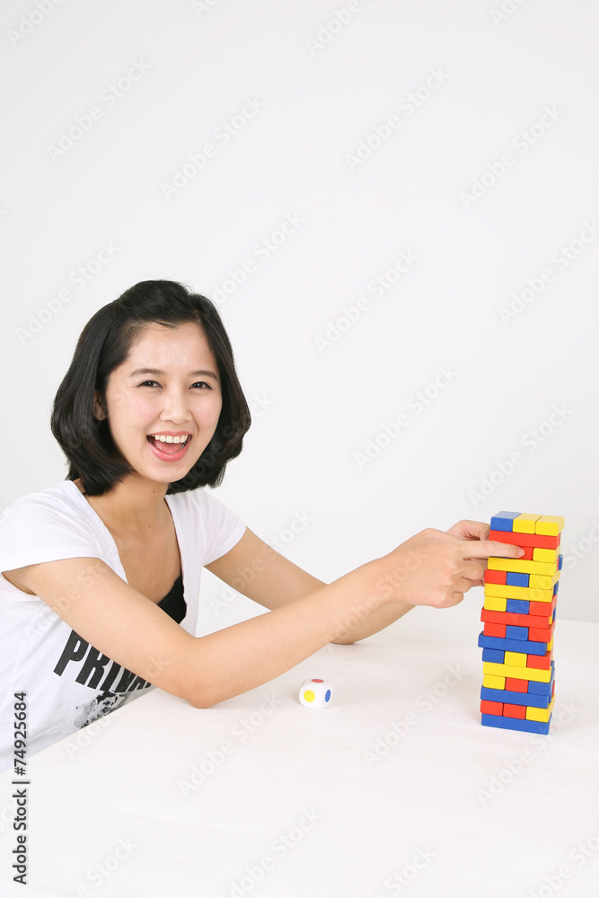 스튜디오 안에서 게임 하는 커플 스튜디오 안에서 게임 하는 커플