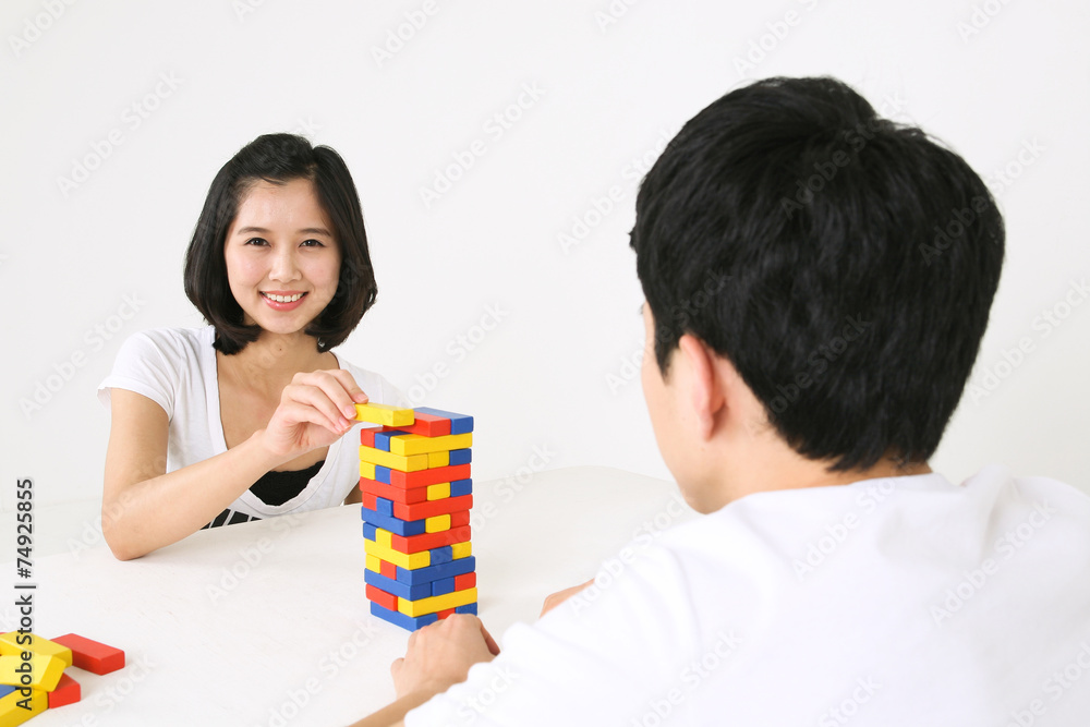 스튜디오 안에서 게임 하는 커플 