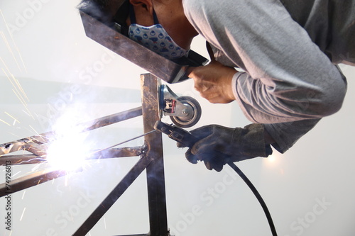 Fototapeta Naklejka Na Ścianę i Meble -  worker welding steel