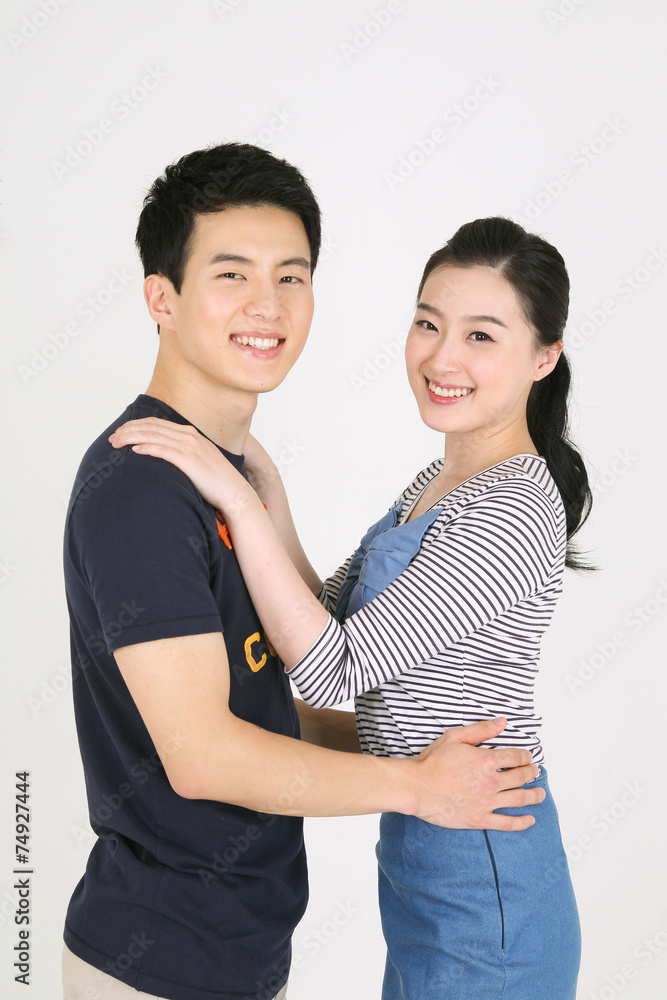 Fototapeta premium 스튜디오 안에서 커플 모습