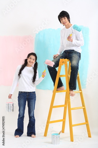 스튜디오 안에서 페인트 칠하는 젊은 커플 