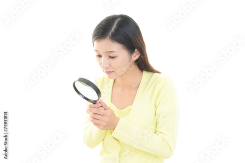 拡大鏡を持つ女性 © sunabesyou