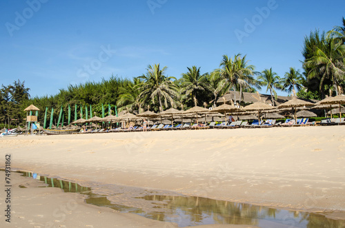 пляж с зонтиками во вьетнаме