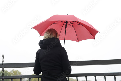 junge Frau mit Regenschirm, Rückansicht, Berlin, Deutschland