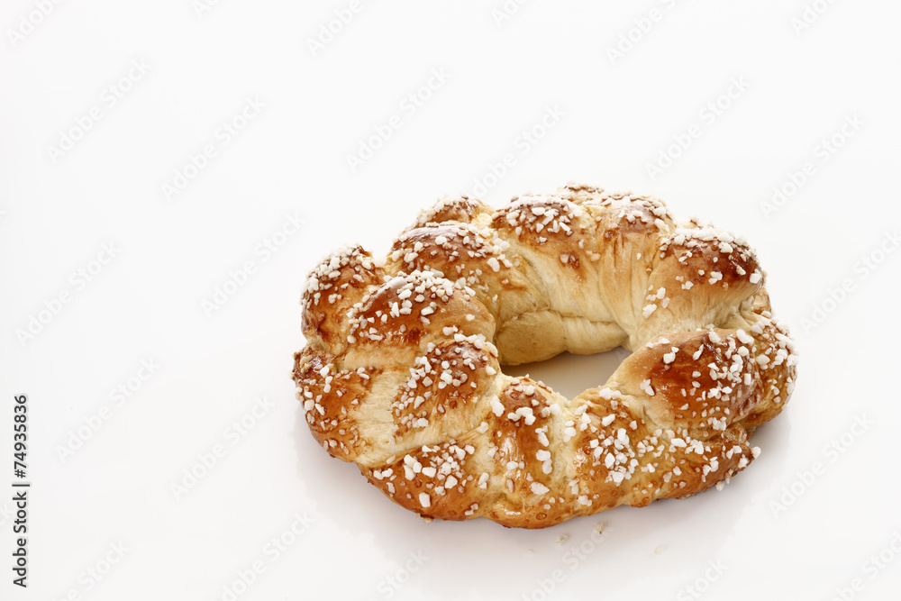 Ostergebäck, Hefekranz mit Hagelzucker und bunten Zuckereiern Ostergebäck, Hefekranz mit Hagelzucker und bunten Zuckereiern
