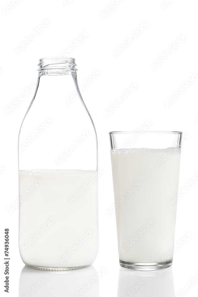 Milchflasche und gefülltes Trinkglas Milchflasche und gefülltes Trinkglas