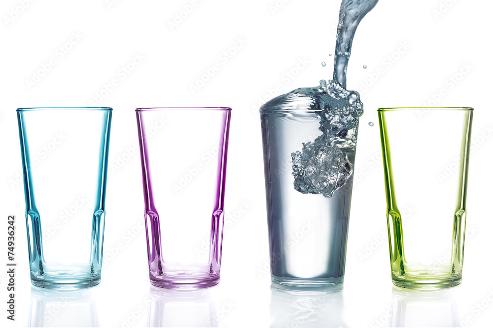 Drei leere bunte Trinkgläser und ein gefülltes Glas mit Wasser Photos |  Adobe Stock