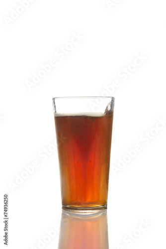 Studio, Glas, Ein Glas mit Cola vor weißem Hintergrund