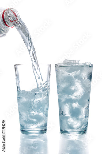 Wallpaper Mural Studio, Glas, Erfrischendes Eiswasser vor weißem Hintergrund Torontodigital.ca