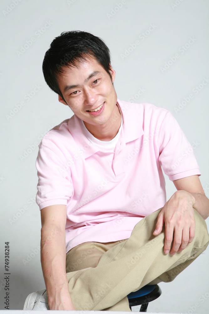 스튜디오에서 있는 젊은 남성 스튜디오에서 있는 젊은 남성