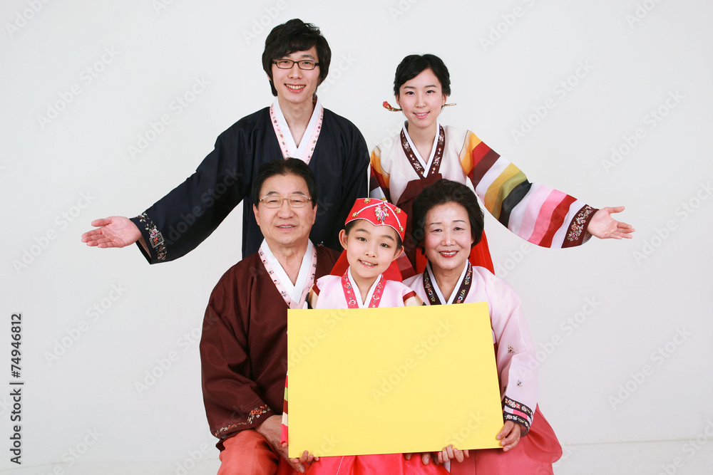 한복 입은 한국인 가족