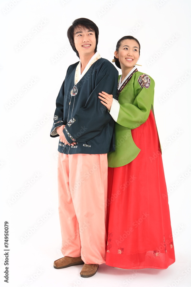 한복 입은 젊은 한국인 커플