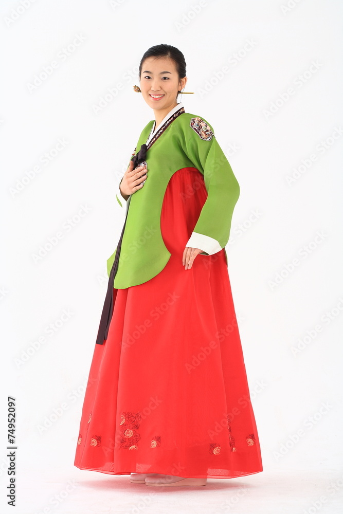 한복 입은 젊은 한국 여성 한복 입은 젊은 한국 여성