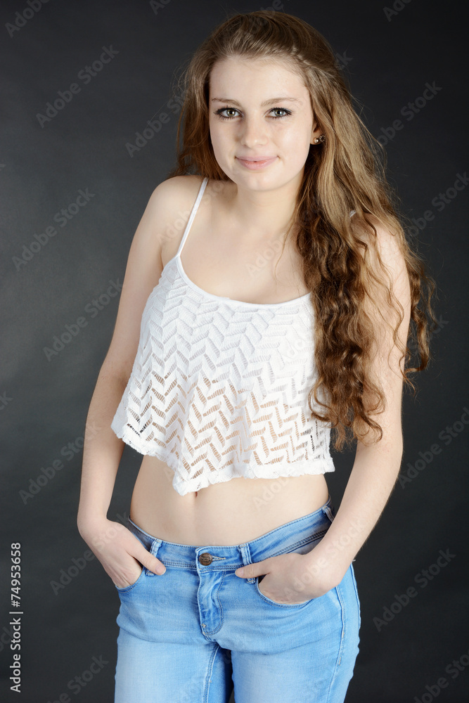 Teenager trägt bauchfreies Oberteil Stock-Foto | Adobe Stock