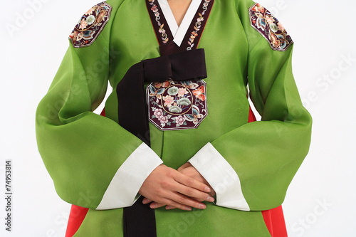 한복 입은 젊은 한국 여성