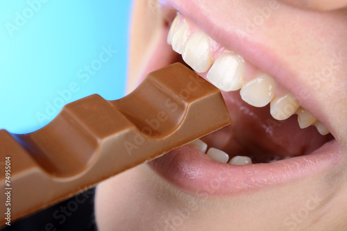 Frau isst Riegel Schokolade