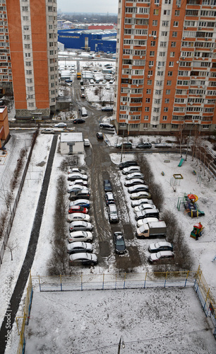 Во дворе жилого многоквартирного дома зимним пасмурным днем photo