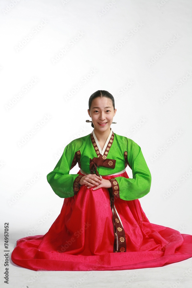 한복 입은 한국 여성