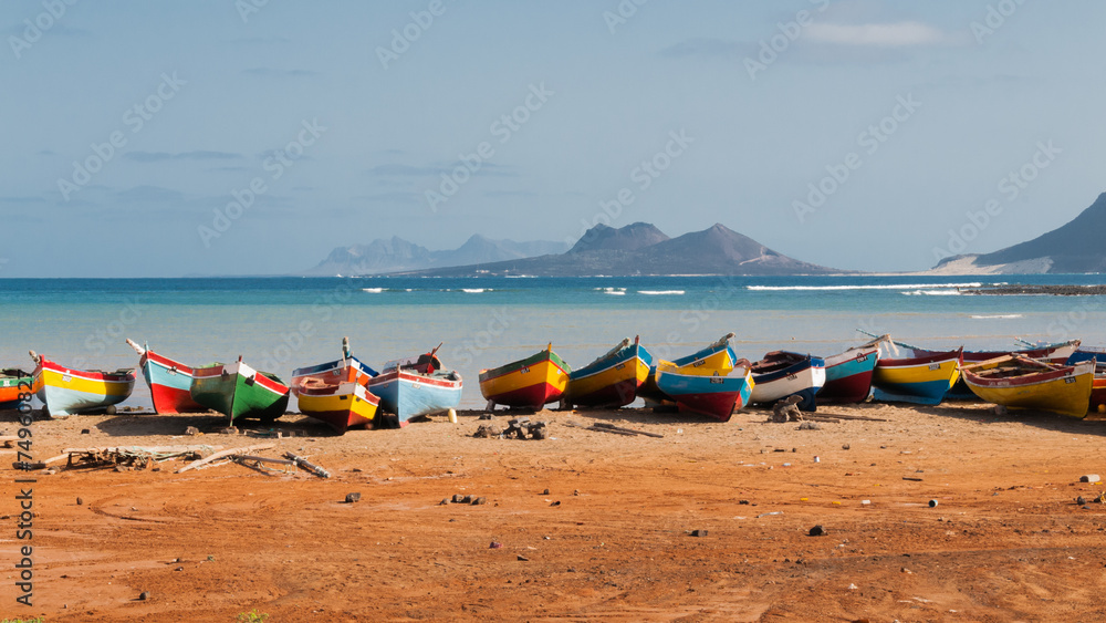 Obraz premium Na plaży Mindelo odpoczywają łodzie rybackie.