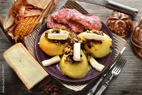Fototapeta Naklejka Na Ścianę i Meble -  polenta con funghi formaggio e sopressa veneta