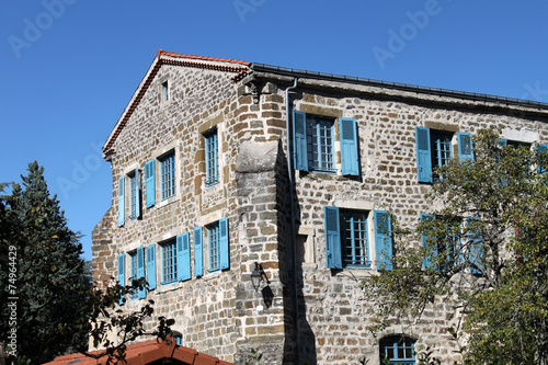 edificio con scuri azzurri photo