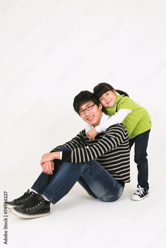 놀이를 함께 하고 있는 아빠와 딸 놀이를 함께 하고 있는 아빠와 딸