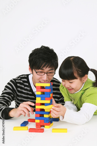 놀이를 함께 하고 있는 아빠와 딸
