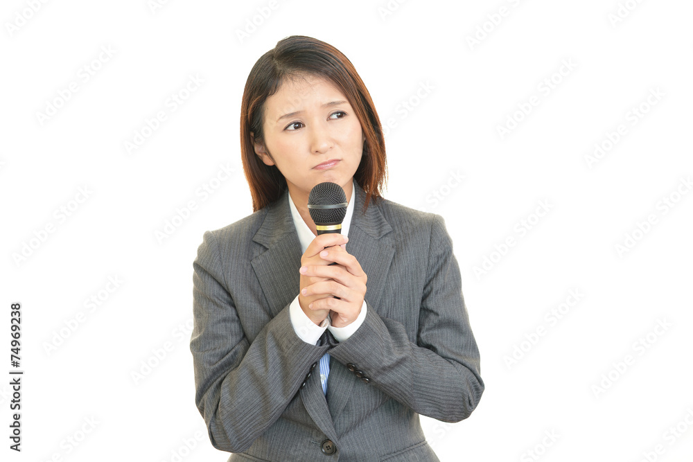 マイクを持つ女性