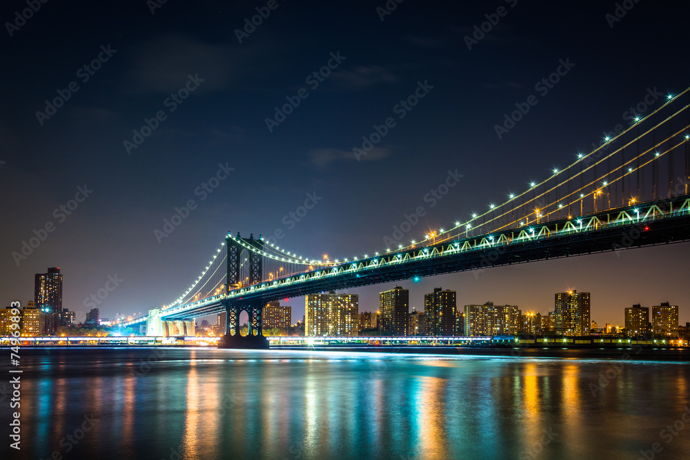 Manhattan Bridge at night, seen from Brooklyn Bridge Park, in Br Manhattan Bridge at night, seen from Brooklyn Bridge Park, in Br