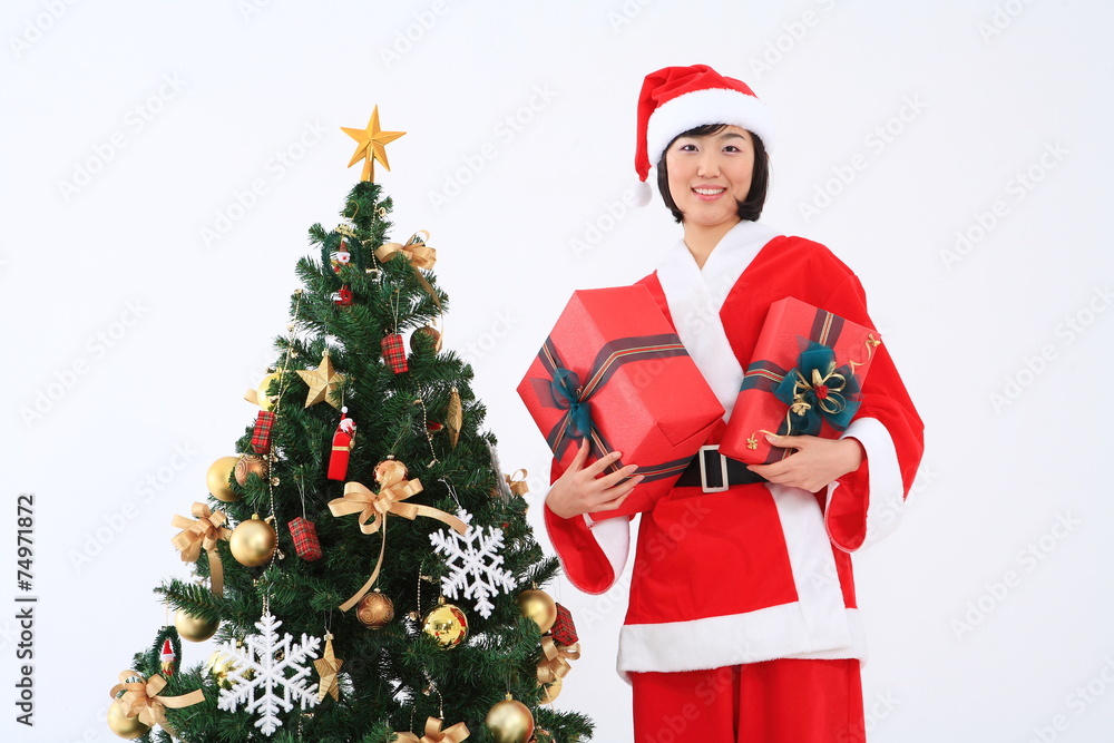 산타복장을 한 사람과 선물들 산타복장을 한 사람과 선물들