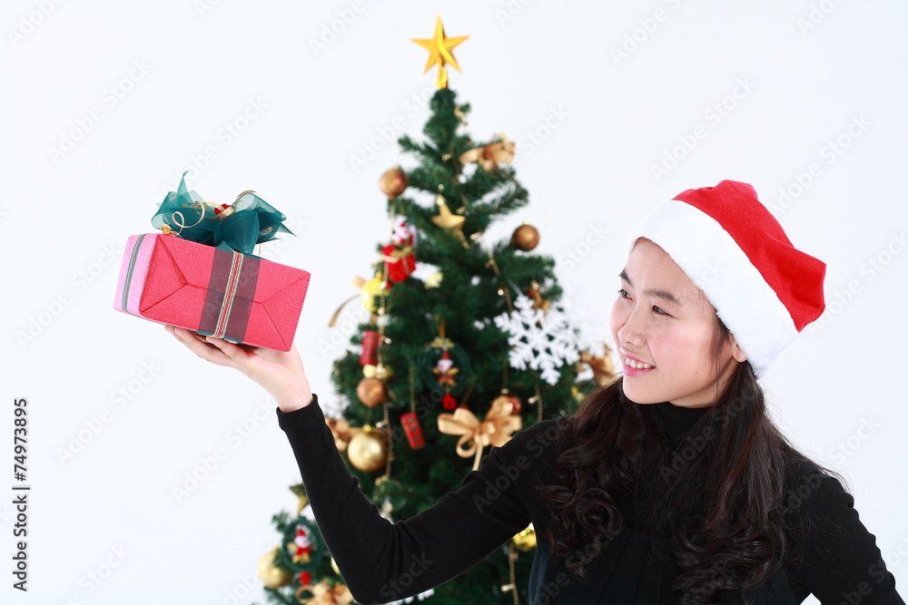 산타 복장을 한 여자 소녀와 선물들