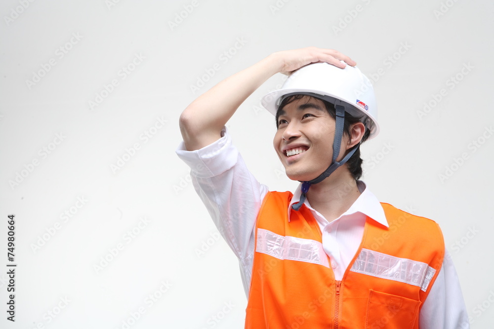 안전모를 쓴 건축현장의 사람들 안전모를 쓴 건축현장의 사람들