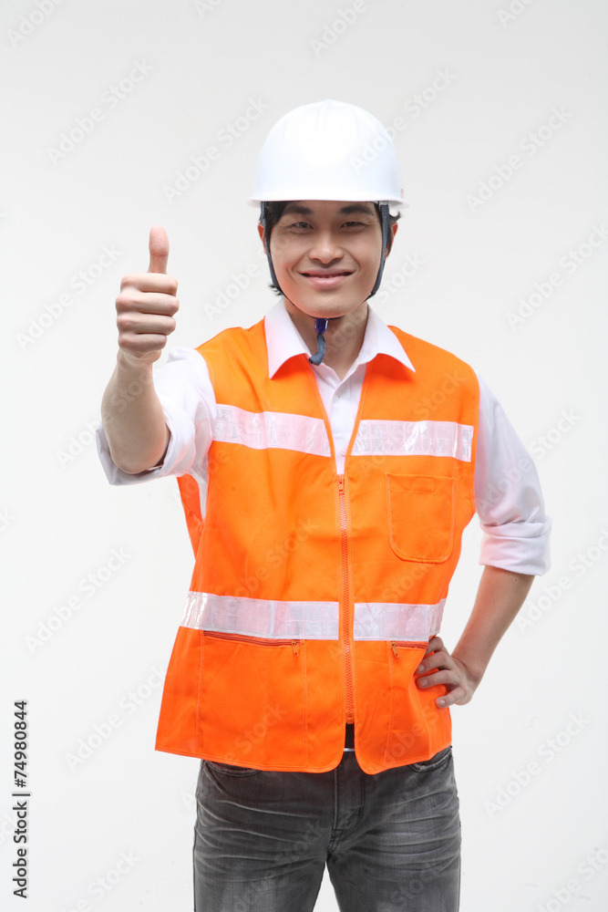 안전모를 쓴 건축현장의 사람들 안전모를 쓴 건축현장의 사람들