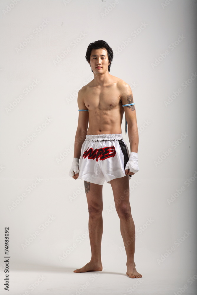 격투기를 하고 있는 성인 남성 격투기를 하고 있는 성인 남성