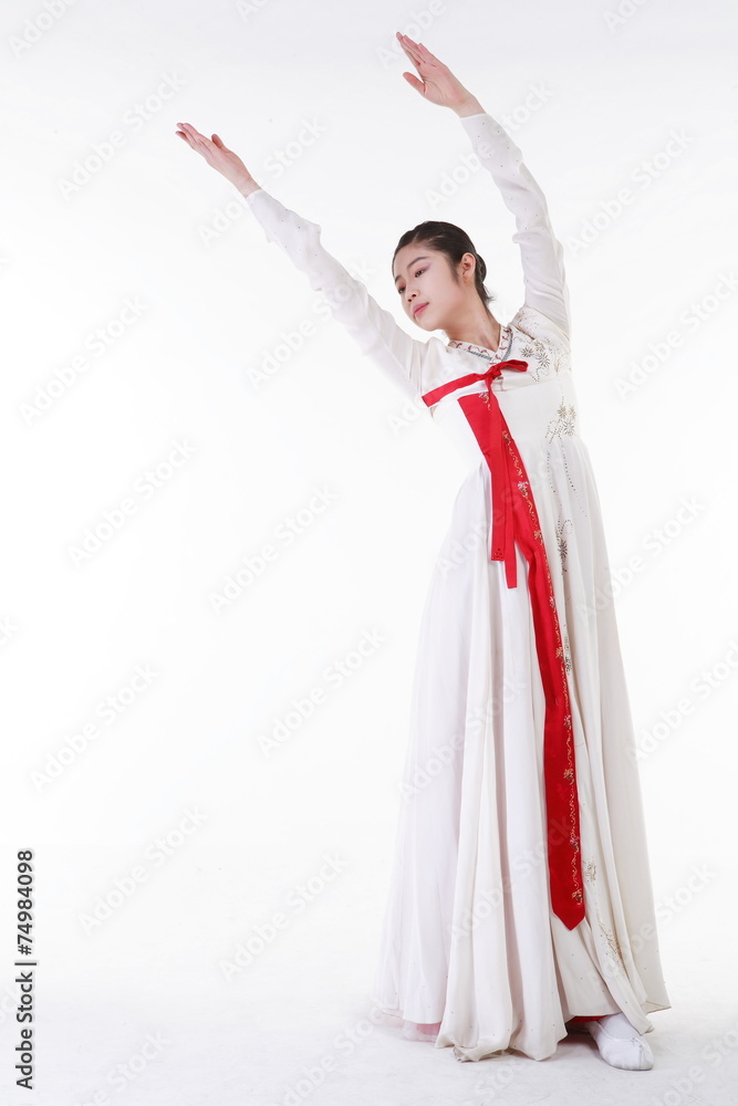 Obraz premium 한국 무용을 하고 있는 성인 여성 