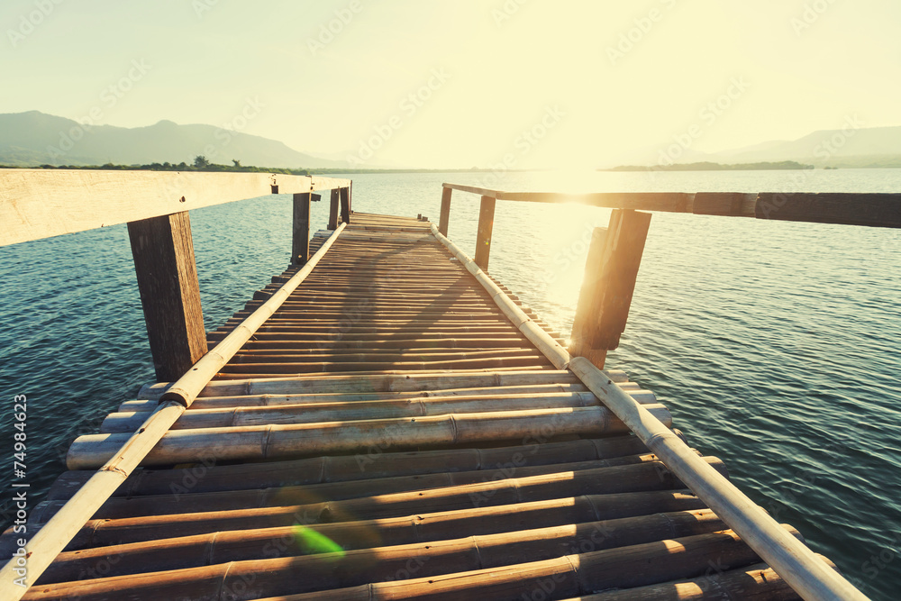 Obraz premium Boardwalk on the beach