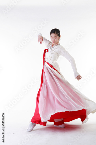 한국 무용을 하고 있는 성인 여성 