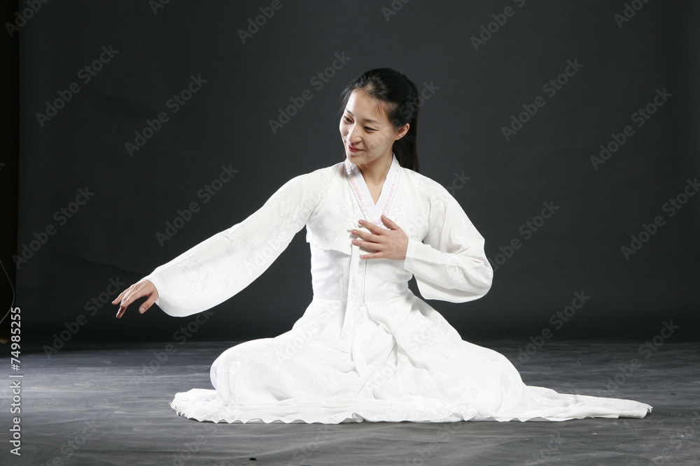 Fototapeta premium 하얀 한복으로 입고 무용을 하는 성인 여성