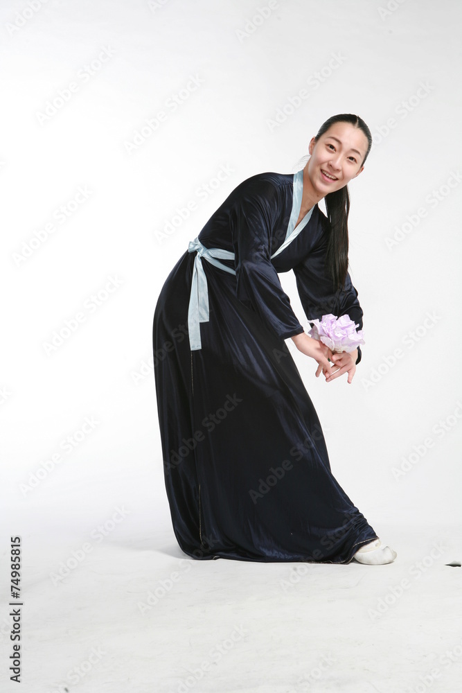 전통 옷을 입고 무용하는 성인 여성 전통 옷을 입고 무용하는 성인 여성