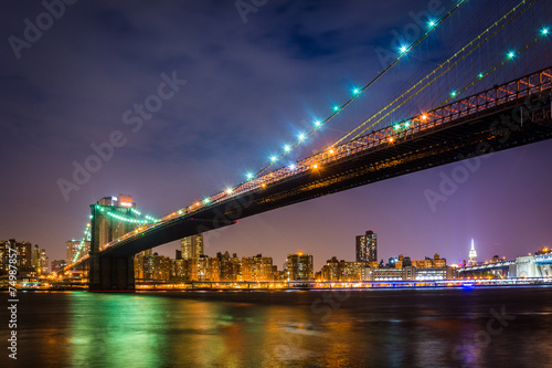 Fototapeta Naklejka Na Ścianę i Meble -  The Brooklyn Bridge at night seen from Brooklyn Bridge Park, New