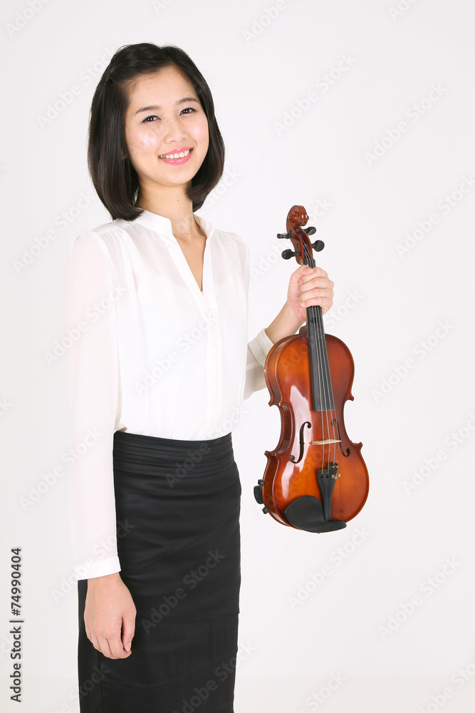 스튜디오 안의 여성 바이올리니스트