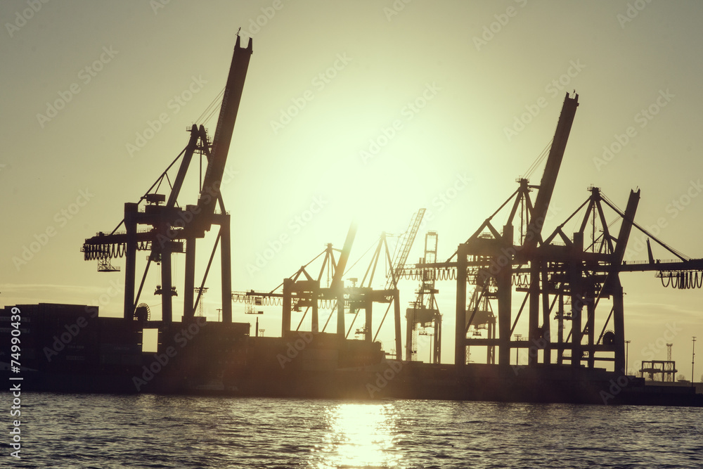 Containerhafen in Hamburg bei Sonnenuntergang Containerhafen in Hamburg bei Sonnenuntergang