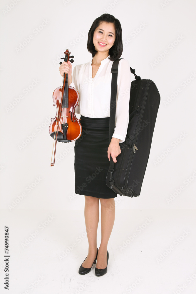스튜디오 안의 여성 바이올리니스트