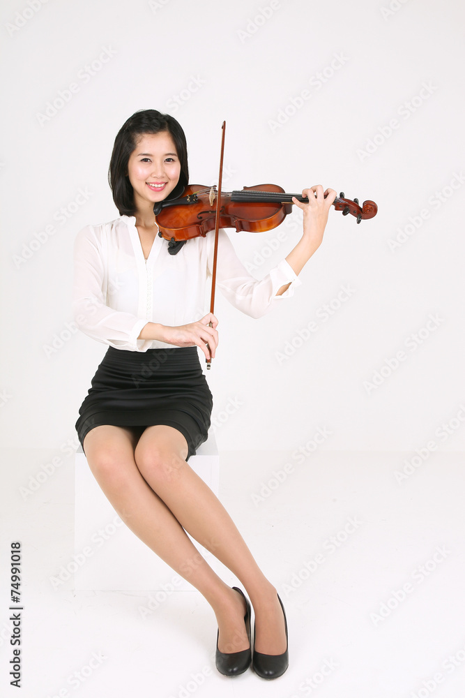 스튜디오 안의 여성 바이올리니스트