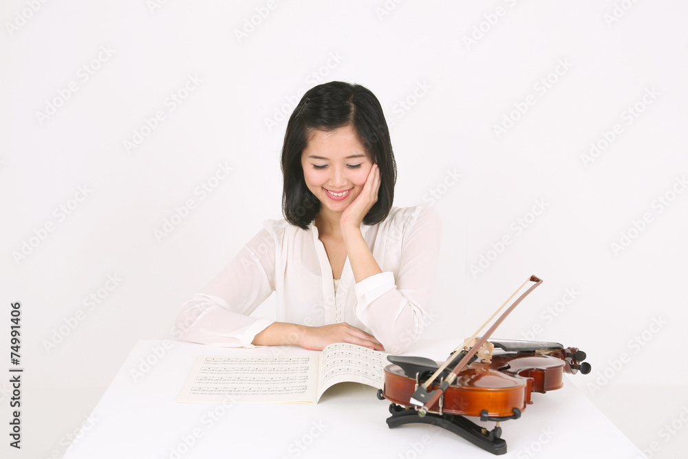 스튜디오 안의 여성 바이올리니스트