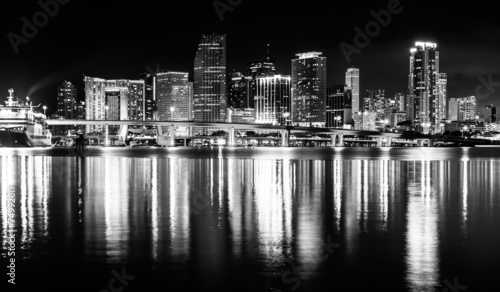 The Miami Skyline at night, seen from Watson Island, Miami, Flor © jonbilous