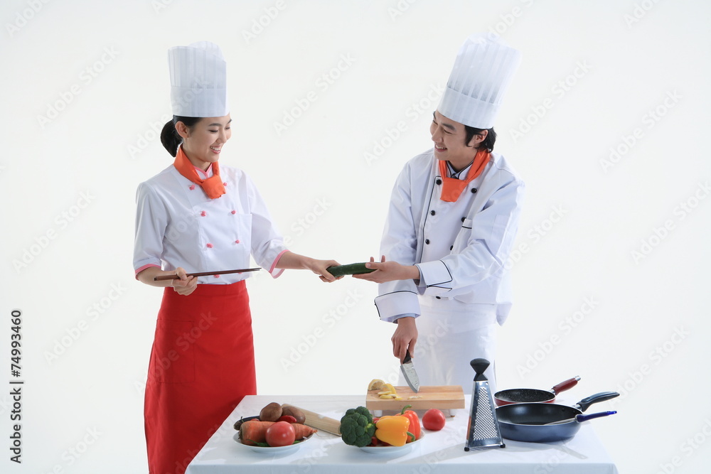 스튜디오 안의 요리중인 남자요리사와 여자요리사
