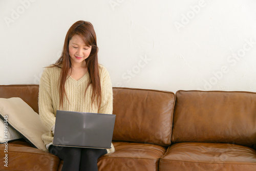 パソコンと若い女性