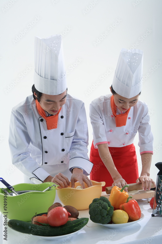 스튜디오 안의 요리중인 남자요리사와 여자요리사